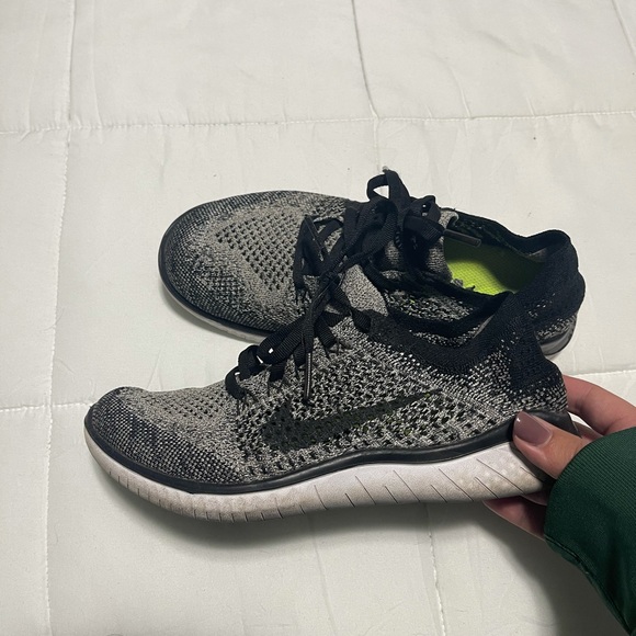 Women’s Nike shoes - Picture 1 of 5